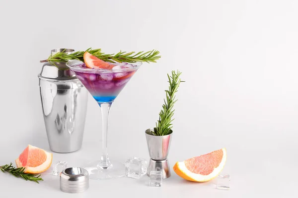Glas Paarse Gin Tonic Met Grapefruit Lichte Ondergrond — Stockfoto