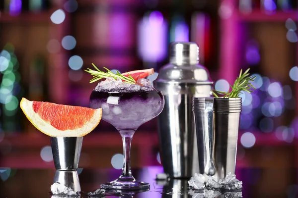 Glas Lila Gin Och Tonic Med Bartender Utrustning Grapefrukt Och — Stockfoto