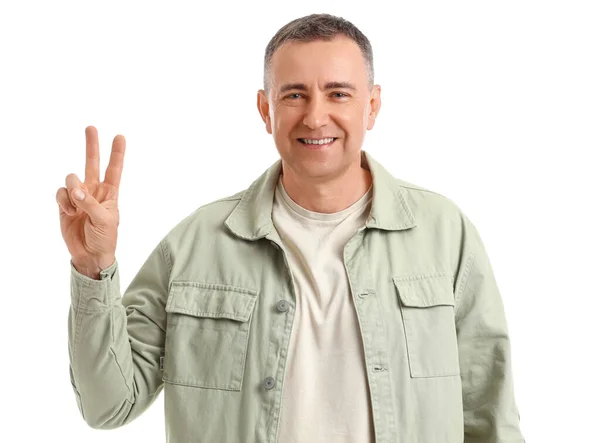 Reifer Mann Zeigt Zwei Finger Auf Weißem Hintergrund — Stockfoto