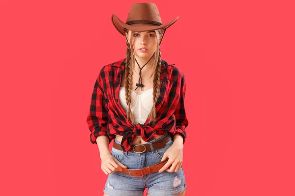 Giovane Cowgirl Sfondo Rosso — Foto Stock