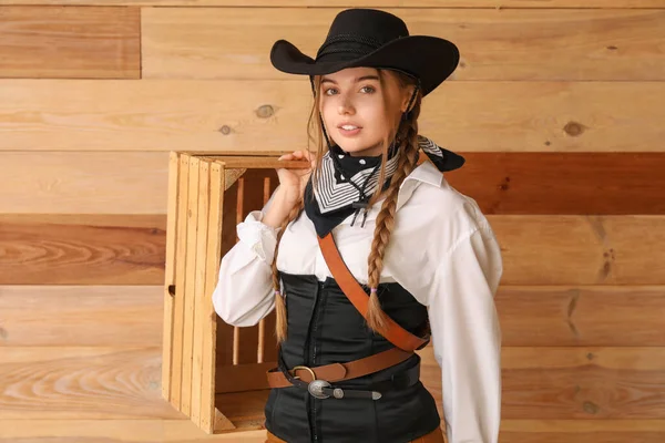 Ahşap Arka Planda Kutusu Olan Genç Bir Kovboy Kız — Stok fotoğraf
