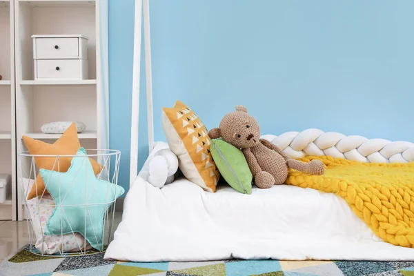 卧室里有玩具熊的儿童床 — 图库照片