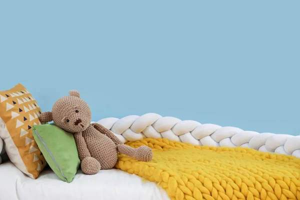 Tempat Tidur Anak Anak Dengan Mainan Beruang Kamar Tidur — Stok Foto
