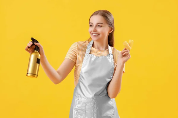 Kobieta Fryzjer Sprayem Lokówki Żółtym Tle — Zdjęcie stockowe
