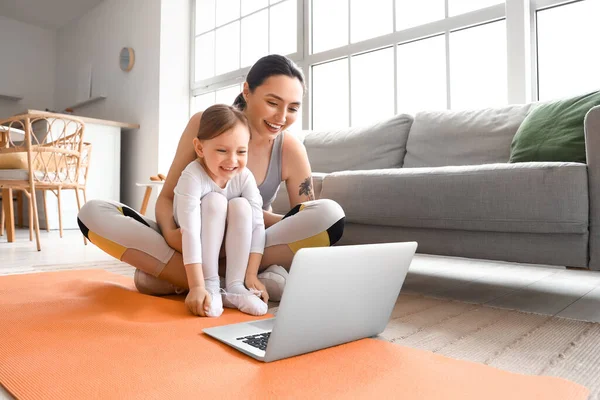 Sporty Young Woman Her Little Daughter Training Laptop Home — Stock Photo, Image