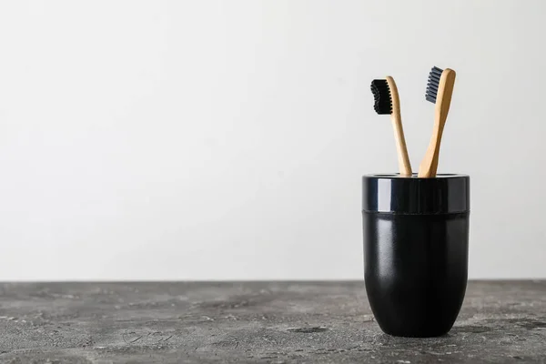 Siyah Masanın Üzerinde Bambu Diş Fırçası Tutucusu — Stok fotoğraf