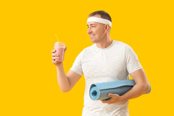 Sportieve Volwassen Man Met Glas Fruit Smoothie Fitness Mat Gele — Stockfoto
