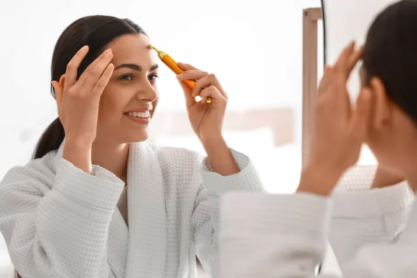 Jovem Com Ferramenta Massagem Facial Perto Espelho Banheiro — Fotografia de Stock