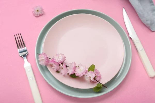 カトラリー 開花木の枝 花やピンクの背景に折り畳まれたナプキンを提供する美しいテーブル — ストック写真