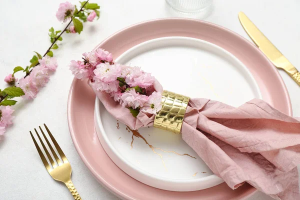 カトラリー 開花木の枝 白い背景に折り畳まれたナプキンを提供する美しいテーブル — ストック写真