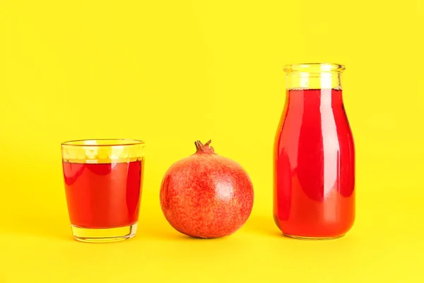 Bottle Glass Fresh Pomegranate Juice Yellow Background — Stock Photo, Image