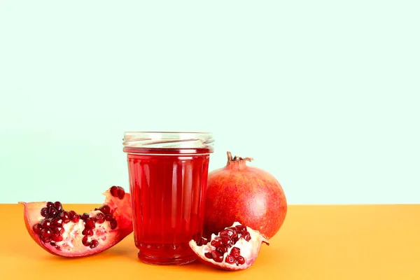 Glass Fresh Pomegranate Juice Colorful Background — Stock Photo, Image
