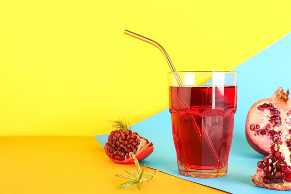 Glas Färska Granatäpple Juice Färgglada Bakgrund — Stockfoto
