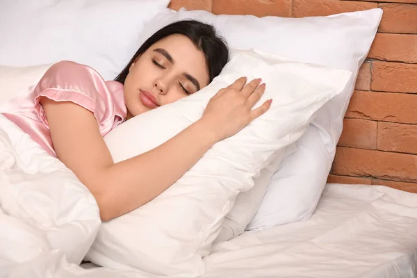 Młoda Kobieta Śpi Miękkiej Poduszce Sypialni Zbliżenie — Zdjęcie stockowe