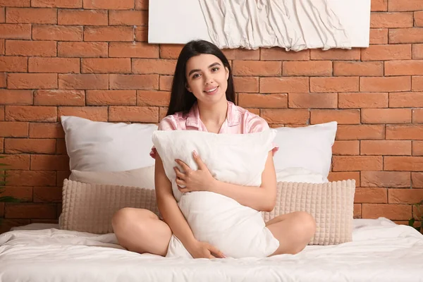 Mujer Joven Con Almohada Suave Sentado Dormitorio — Foto de Stock