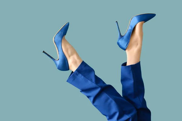 Beine Einer Jungen Frau Eleganten High Heels Auf Blauem Hintergrund — Stockfoto
