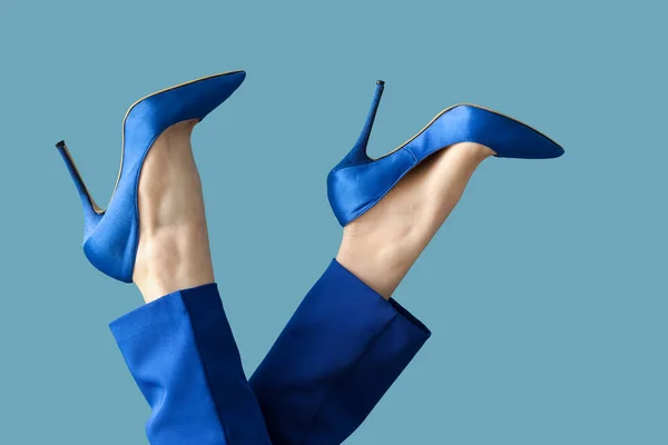 Ноги Молодой Женщины Элегантных Высоких Каблуках Синем Фоне — стоковое фото