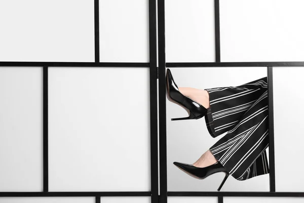 壁の近くに黒いハイヒールの女性の足 — ストック写真