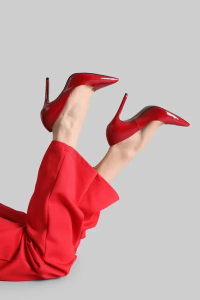 Weibliche Beine Roten High Heels Auf Grauem Hintergrund — Stockfoto