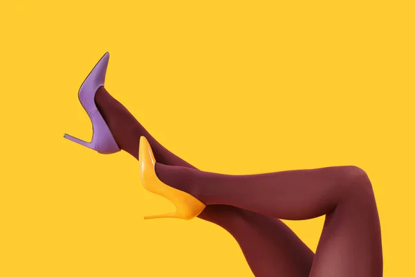 Kaki Wanita Dengan Celana Ketat Hitam Dan Sepatu Hak Tinggi — Stok Foto