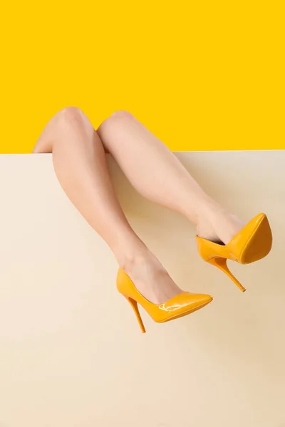 Женские Ноги Стильных Высоких Каблуках Жёлтом Фоне — стоковое фото