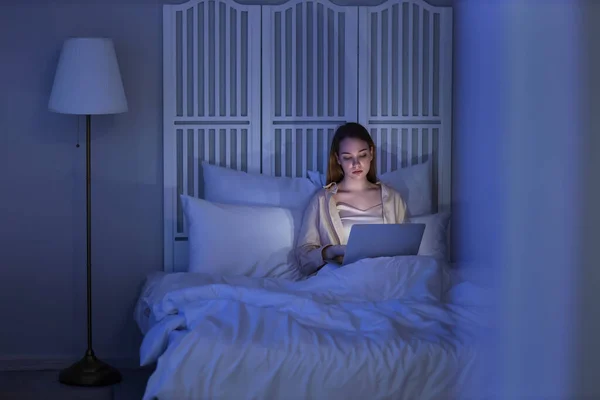 Jonge Vrouw Met Laptop Slaapkamer Nachts — Stockfoto
