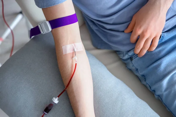 Klinikte Kan Bağışı Yapan Genç Adam Yakın Plan — Stok fotoğraf