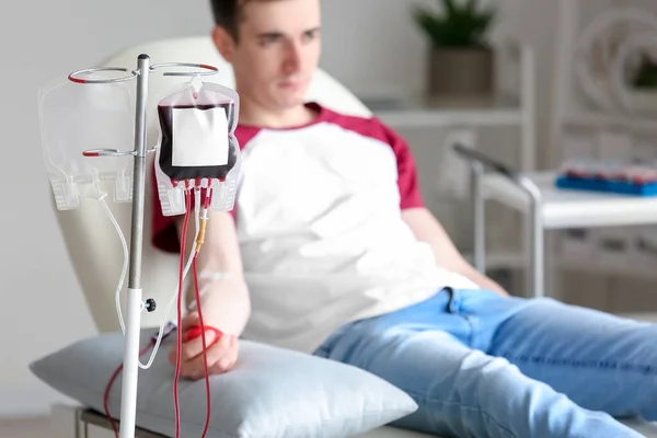 病院で輸血のための血液パックを閉じる — ストック写真