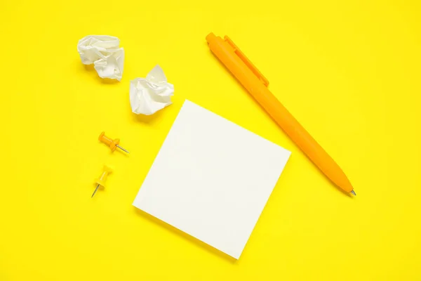 Pen Sticky Notes Pins Yellow Background — Stock Photo, Image