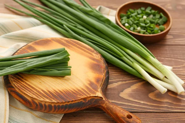 Board Fresh Green Onion Wooden Background — Stock Photo, Image