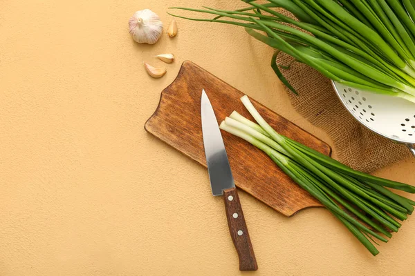 Wooden Board Fresh Green Onion Beige Background — Stock Photo, Image