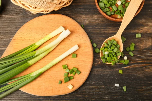 Tahta Arka Planda Taze Yeşil Soğanlı Kaşık Yemek — Stok fotoğraf