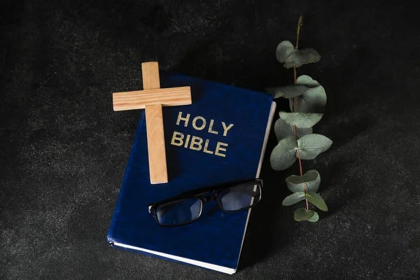 圣经上有眼镜和黑色背景的木制十字架 — 图库照片