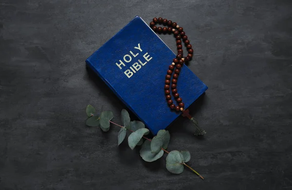 Святая Библия Ветвью Эвкалипта Молитвенными Бусами Гранжевом Черном Фоне — стоковое фото