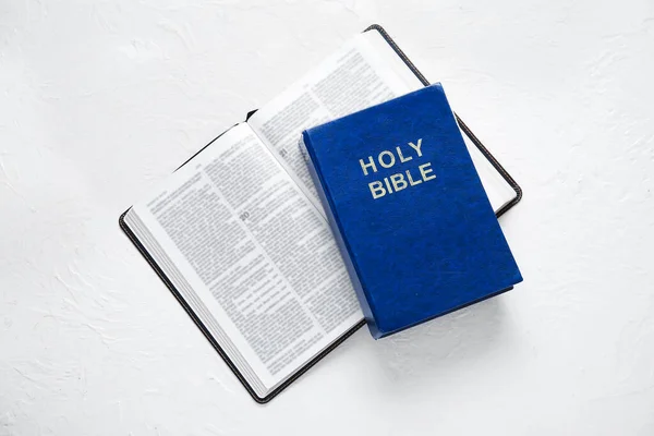 Ouvrir Sainte Bible Sur Fond Blanc Texturé — Photo