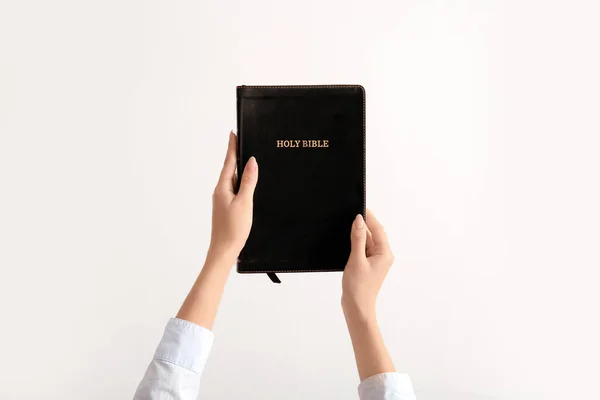 Mãos Femininas Com Bíblia Sagrada Fundo Claro — Fotografia de Stock