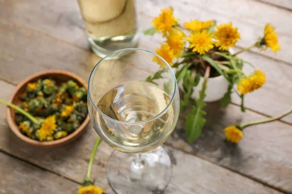 Glass Dandelion Wine Wooden Background — Stock Photo, Image