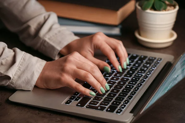 Mulher Trabalhando Com Laptop Moderno Mesa Marrom — Fotografia de Stock