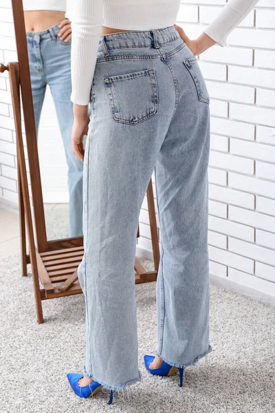 Giovane Donna Jeans Alla Moda Scarpe Con Tacco Vicino Specchio — Foto Stock