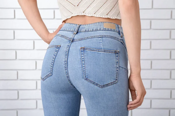Mujer Joven Jeans Con Estilo Cerca Pared Ladrillo Claro Vista —  Fotos de Stock