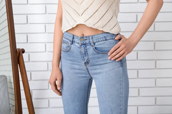 Jovem Mulher Jeans Elegantes Perto Espelho Quarto — Fotografia de Stock