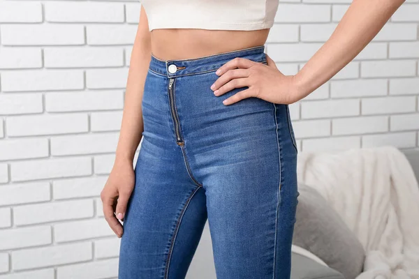Jovem Mulher Jeans Elegantes Perto Parede Tijolo Leve — Fotografia de Stock