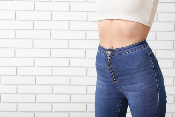 Jovem Mulher Magra Jeans Elegantes Fundo Claro Conceito Dieta — Fotografia de Stock