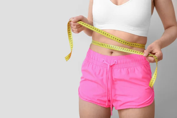 白い背景に巻尺を持つ若い女性 ダイエットの概念 — ストック写真