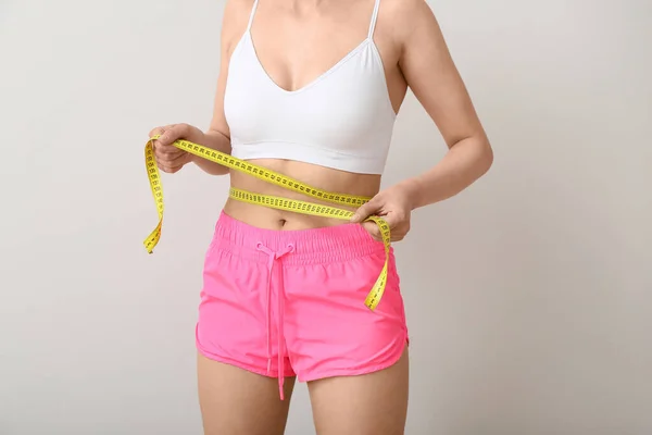 Junge Frau Mit Maßband Auf Weißem Hintergrund Ernährungskonzept — Stockfoto