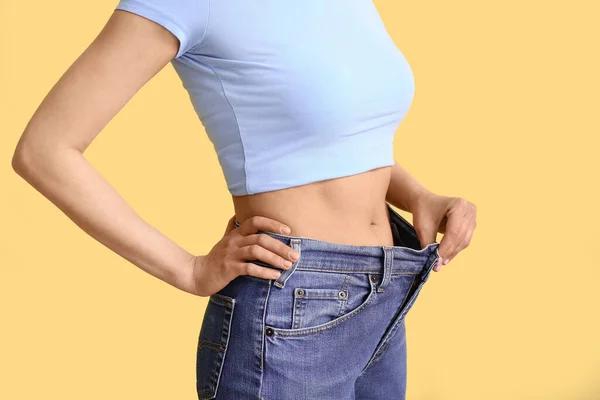 Junge Frau Lockeren Jeans Auf Beigem Hintergrund Ernährungskonzept — Stockfoto