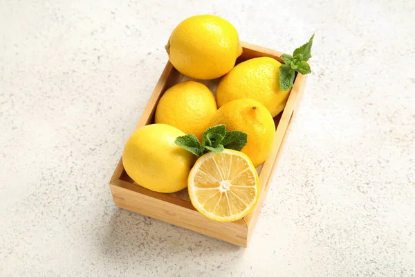 Holzschachtel Mit Frischen Zitronen Und Minze Auf Weißem Grunge Hintergrund — Stockfoto