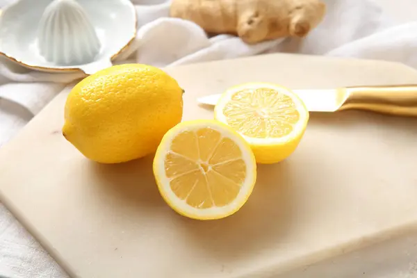 Saftpresse Mit Zutaten Zur Herstellung Von Limonade Auf Weißem Grunge — Stockfoto