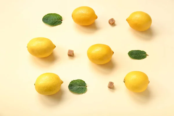 Citrons Mûrs Menthe Cassonade Sur Fond Jaune Pâle — Photo