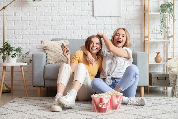 Young Sisters Having Fun Home — Stock Photo, Image